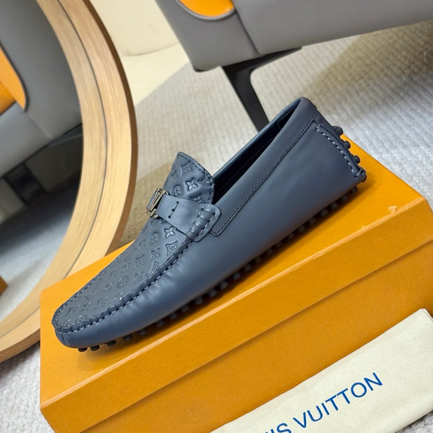 Men's men's shoes 💰420 (Yangli) LV 2⃣️0⃣️2⃣️5️⃣Spring and summer counter GLORIA series models ✈️Original factory special leather production, original last type. A classic driving slip-on casual shoe that shows an elegant style with exquisite craftsmanship details such as Monogram embossing all over the upper🌀Italian imported calfskin fabric Sheepskin foot pads➕Inside～Private mold replica sole Unique style Comfortable driving slip-on Size: 4-12 (38-46) Comes with [Counter packaging: original box, wrapping paper, card, instruction manual, shoehorn, cloth bag] No pressure to enter and leave the counter!
